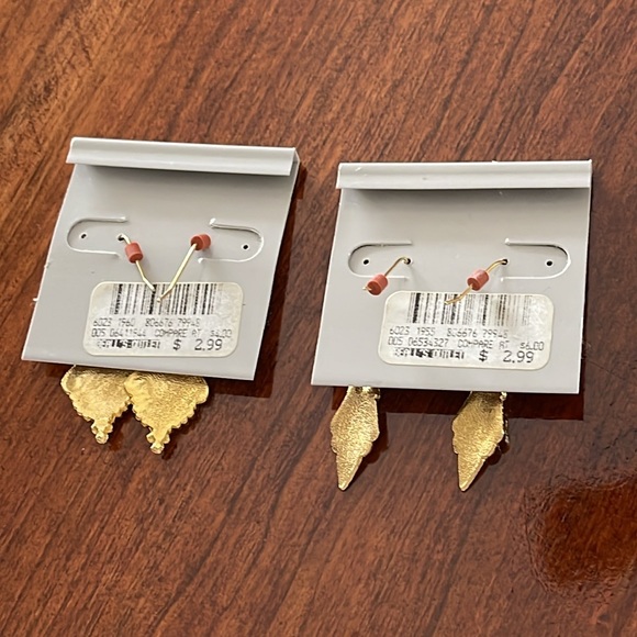 2 pairs of gold fashion earrings - Picture 2 of 4